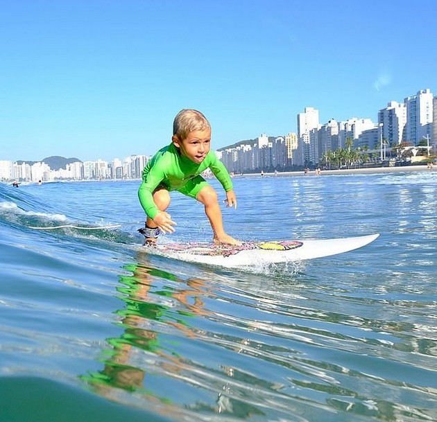 najmladiot-surfer-vo-svetot-ima-samo-4-godini-a-nauchil-da-surfa-na-202.jpg