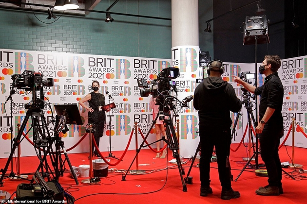 dua-lipa-oddade-pochit-na-ejmi-vajnhaus-so-chudna-kombinacija-so-podvezici-kako-izgledashe-atmosferata-na-brit-awards-foto-08.jpg