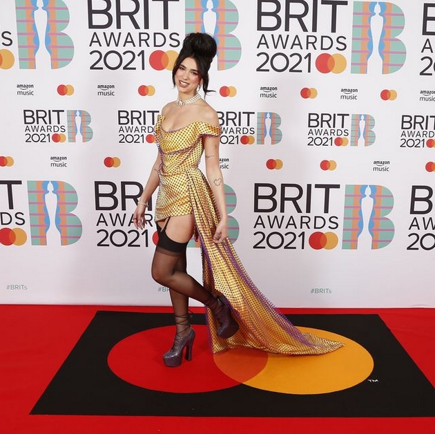 dua-lipa-oddade-pochit-na-ejmi-vajnhaus-so-chudna-kombinacija-so-podvezici-kako-izgledashe-atmosferata-na-brit-awards-foto-11.jpg