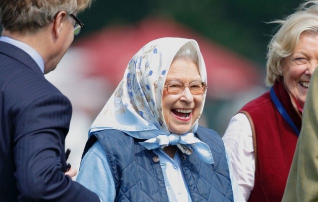 kralicata-elizabeta-na-shega-seche-torta-so-ceremonijalen-mech-anegdoti-koi-ja-pokazhuvaat-nejzinata-odlichna-smisla-za-humor-06.jpg