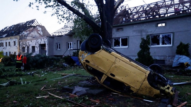 tornado-go-opustoshi-jugoistochniot-del-na-cheshka-ima-zhrtvi-i-povredeni-foto-video-02.jpg