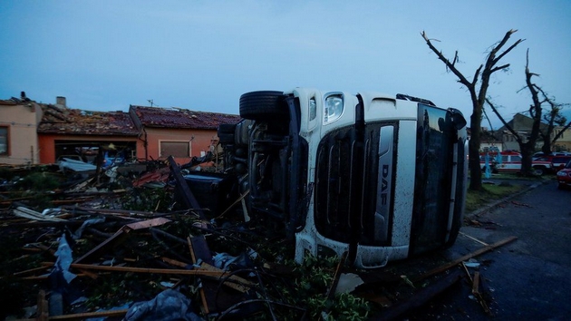 tornado-go-opustoshi-jugoistochniot-del-na-cheshka-ima-zhrtvi-i-povredeni-foto-video-03.jpg