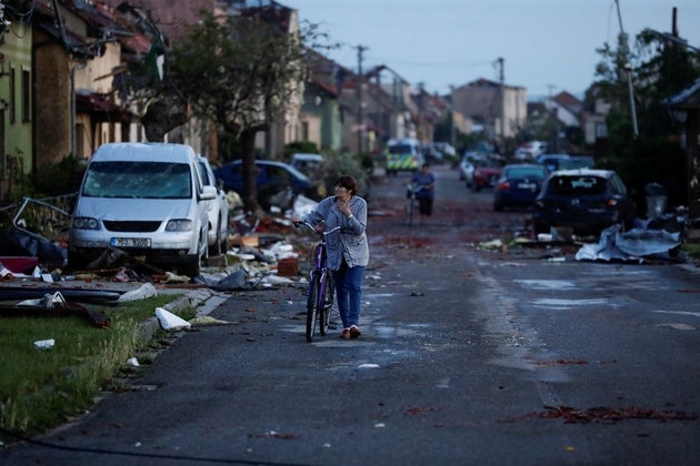 tornado-go-opustoshi-jugoistochniot-del-na-cheshka-ima-zhrtvi-i-povredeni-foto-video-05.jpg