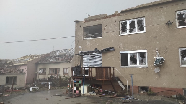 tornado-go-opustoshi-jugoistochniot-del-na-cheshka-ima-zhrtvi-i-povredeni-foto-video-07.jpg