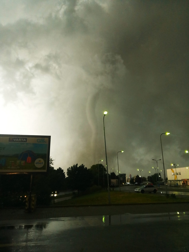 tornado-go-opustoshi-jugoistochniot-del-na-cheshka-ima-zhrtvi-i-povredeni-foto-video-08.jpg