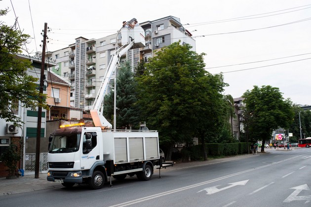 grad-skopje-gi-zamenuva-obichnite-i-stari-so-novi-moderni-led-svetilki-del-od-proektot-smart-siti-01.JPG