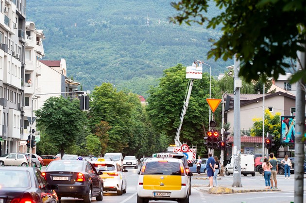 grad-skopje-gi-zamenuva-obichnite-i-stari-so-novi-moderni-led-svetilki-del-od-proektot-smart-siti-02.JPG