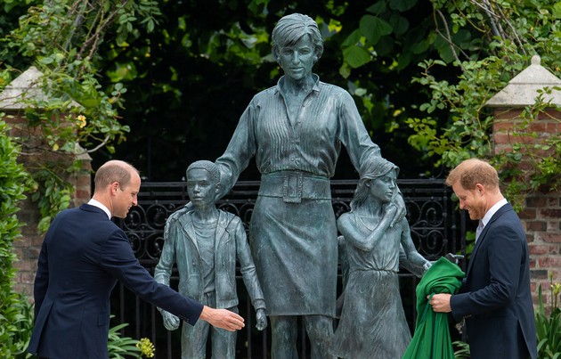 cvekje-i-podaroci-pred-kengsingtonskata-palata-za-24-tata-godishnina-od-smrtta-na-dijana-zhivotot-na-princezata-niz-fotografii-24.JPG