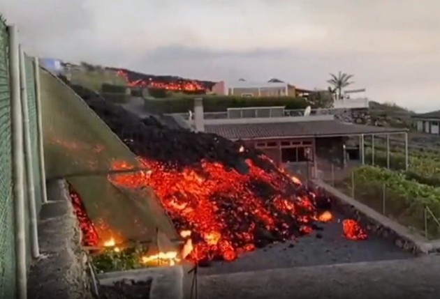 lavata-progolta-nad-100-kukji-mornichavi-fotografi-i-videa-od-erupcijata-na-vulkanot-na-shpanskiot-ostrov-la-palma-04.JPG