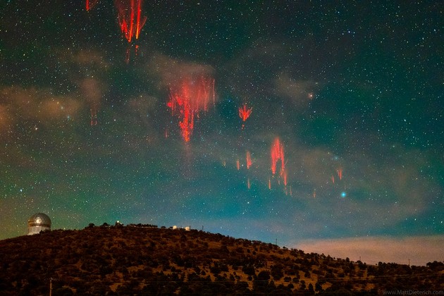 ogneno-vinozhito-stolbovi-od-svetlina-nadrealni-fotografii-od-retki-prirodni-fenomeni-shto-kje-ve-ostavat-bez-zborovi-04.JPG