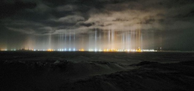 ogneno-vinozhito-stolbovi-od-svetlina-nadrealni-fotografii-od-retki-prirodni-fenomeni-shto-kje-ve-ostavat-bez-zborovi-09.JPG