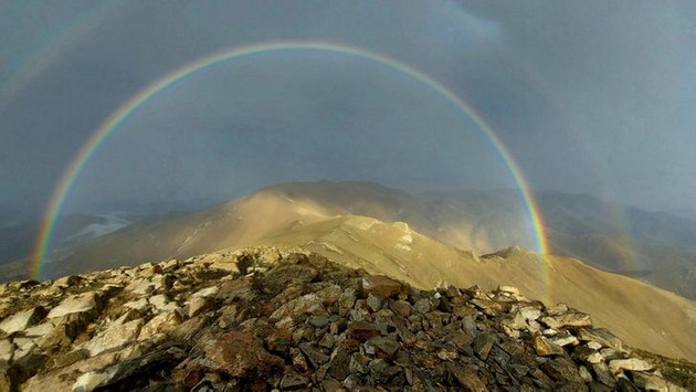 ogneno-vinozhito-stolbovi-od-svetlina-nadrealni-fotografii-od-retki-prirodni-fenomeni-shto-kje-ve-ostavat-bez-zborovi-11.JPG