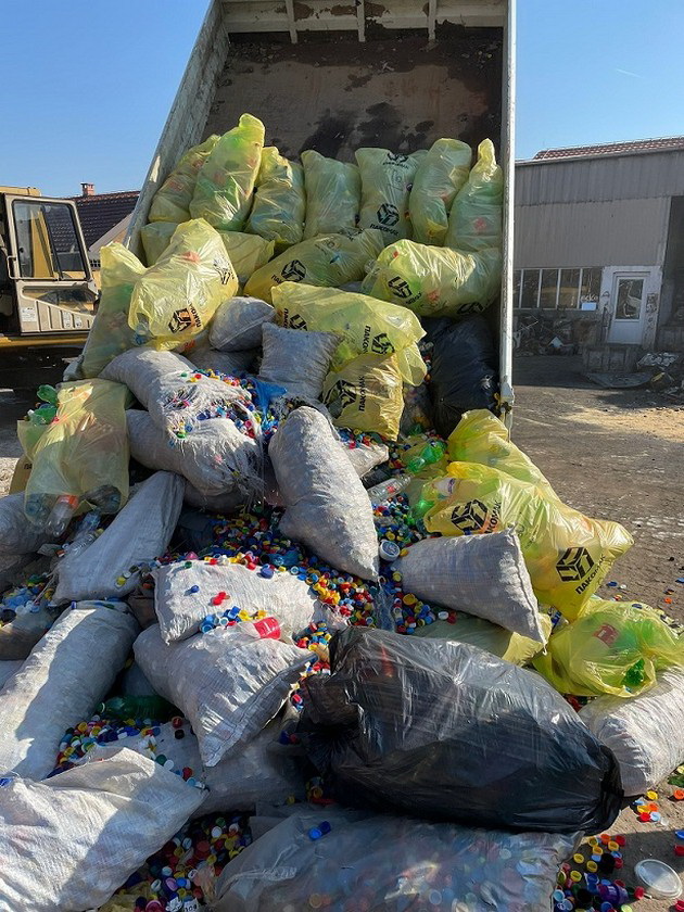 vo-nagradniot-predizvik-na-nlb-banka-uchilishtata-sobraa-rechisi-10-toni-plastichna-ambalazha-za-recikliranje-04.jpg