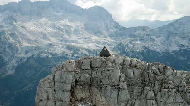 koliba-na-alpite-vo-italija-so-volsheben-pogled-nudi-besplaten-prestoj-no-samo-ako-uspeete-da-stignete-do-tamu-foto-04.jpg