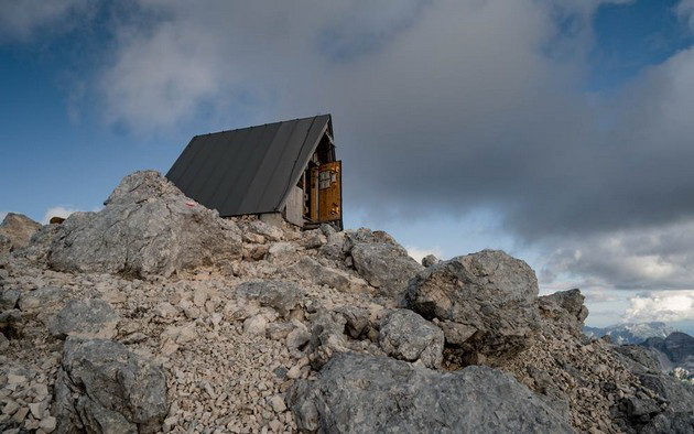 koliba-na-alpite-vo-italija-so-volsheben-pogled-nudi-besplaten-prestoj-no-samo-ako-uspeete-da-stignete-do-tamu-foto-08.jpg