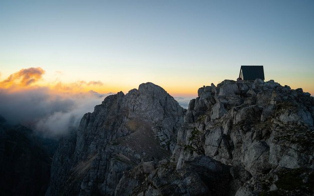 koliba-na-alpite-vo-italija-so-volsheben-pogled-nudi-besplaten-prestoj-no-samo-ako-uspeete-da-stignete-do-tamu-foto-09.jpg