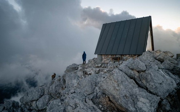 koliba-na-alpite-vo-italija-so-volsheben-pogled-nudi-besplaten-prestoj-no-samo-ako-uspeete-da-stignete-do-tamu-foto-11.jpg