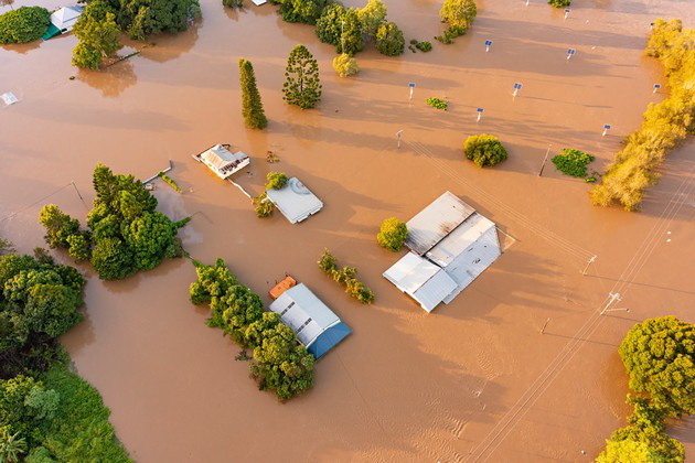 spasuvaat-lugje-od-pokrivi-so-helikopteri-bregot-na-avstralija-pogoden-od-poplava-kakva-shto-nemalo-so-godini-foto-04.jpg