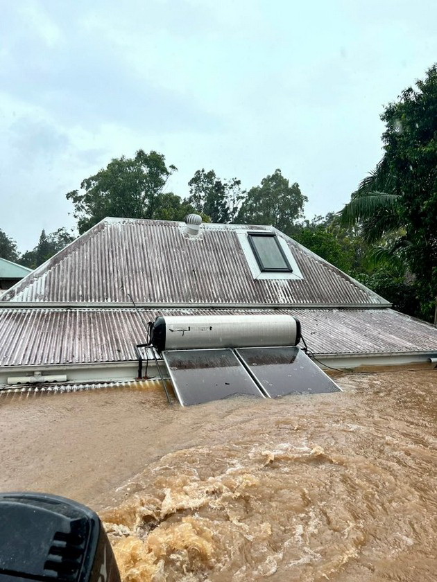 spasuvaat-lugje-od-pokrivi-so-helikopteri-bregot-na-avstralija-pogoden-od-poplava-kakva-shto-nemalo-so-godini-foto-17.jpg