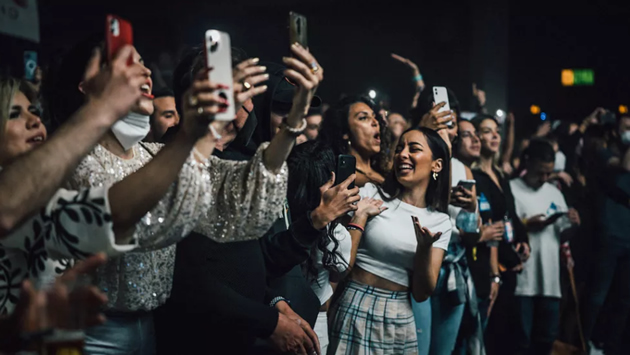 maluma-mu-pomogna-na-fan-da-priredi-romantichno-zaprosuvanje-za-sakanata-na-koncert-vo-germanija-video-03.jpg