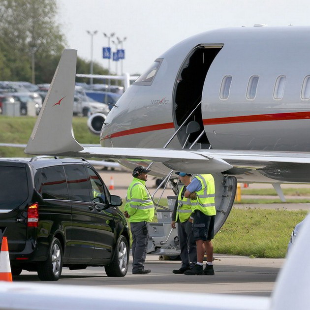 bred-pit-isturil-pivo-vrz-glavata-na-dzholi-taa-imala-povredi-novi-detali-za-incidentot-vo-avionot-shto-dovede-do-razvodot-na-akterite-05.jpg