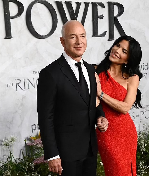 devojkata-52-na-djef-bezos-samouverena-i-so-tonirano-telo-na-crven-tepih-so-najbogatiot-chovek-na-svetot-pod-raka-foto-10.jpg