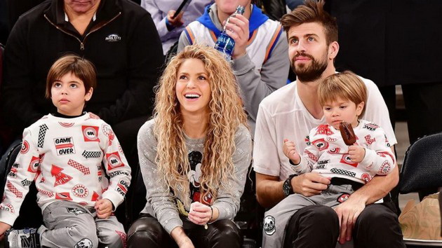 shakira-i-pike-zaedno-na-bejzbol-natprevar-na-sinot-po-intervjuto-shto-go-razgnevi-fudbalerot-sedat-na-sprotivni-kraevi-od-igralishteto-foto-11.jpg