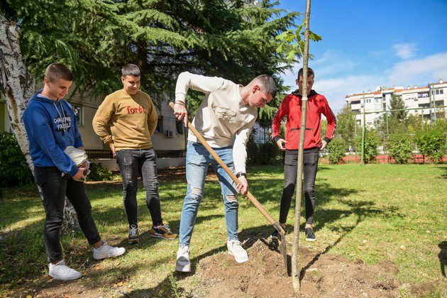 so-vcherashnata-akcija-vo-kumanovo-penziskite-drushtva-zasadija-vkupno-120-sadnici-04.jpg