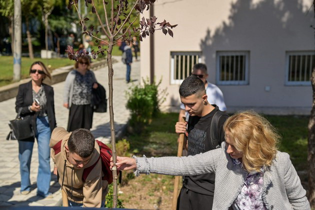 so-vcherashnata-akcija-vo-kumanovo-penziskite-drushtva-zasadija-vkupno-120-sadnici-11.jpg