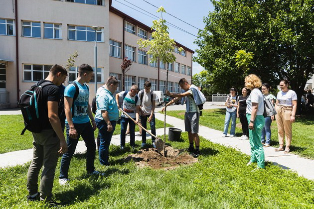 zhelbite-za-poubava-idnina-se-umnozhuvaat-penziskite-drushtva-prodolzhuvaat-so-razzelenuvanje-na-uchilishnite-dvorovi-01.jpg