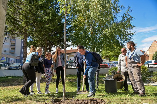 penziskite-drushtva-kje-go-posetat-arhitektonskiot-fakultet-so-sadnici-za-devettiot-penziski-park-i-nagradi-za-studentite-01.jpg