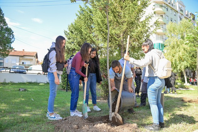 penziskite-drushtva-kje-go-posetat-arhitektonskiot-fakultet-so-sadnici-za-devettiot-penziski-park-i-nagradi-za-studentite-04.jpg