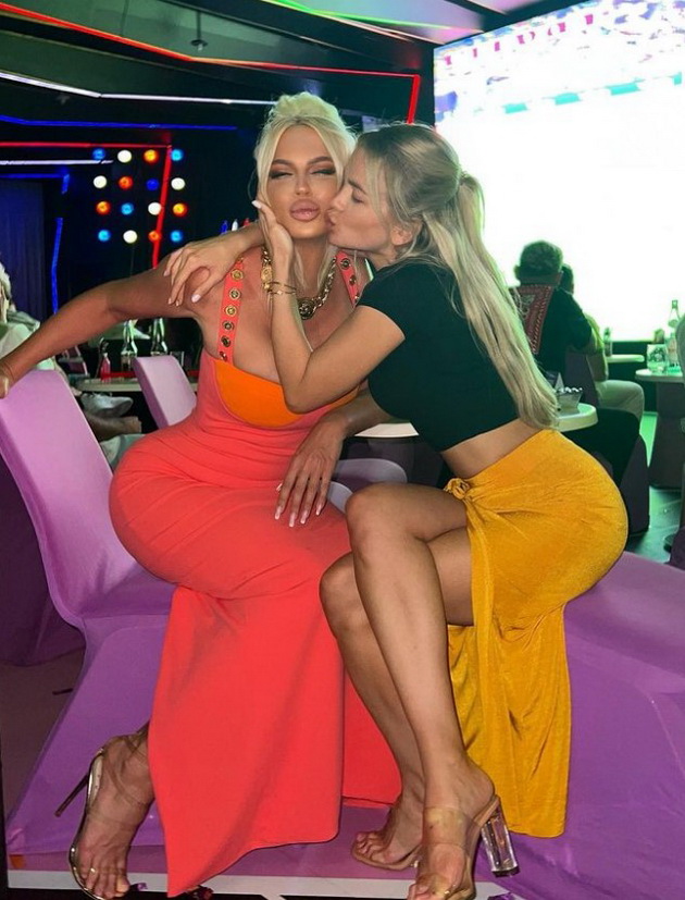 jelena-karleusha-i-milica-pavlovikj-vo-provokativno-izdanie-vo-dubai-navivaat-za-srbija-foto-04.jpg