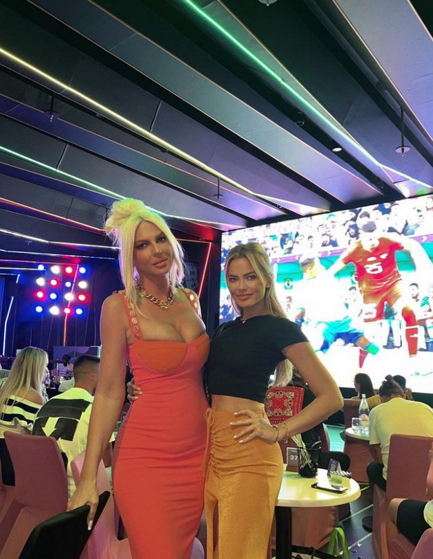 jelena-karleusha-i-milica-pavlovikj-vo-provokativno-izdanie-vo-dubai-navivaat-za-srbija-foto-11.jpg