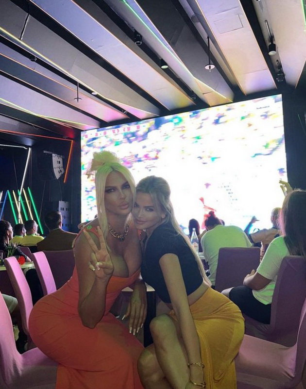 jelena-karleusha-i-milica-pavlovikj-vo-provokativno-izdanie-vo-dubai-navivaat-za-srbija-foto-12.jpg