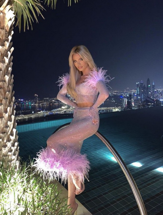 jelena-karleusha-i-milica-pavlovikj-vo-provokativno-izdanie-vo-dubai-navivaat-za-srbija-foto-15.jpg