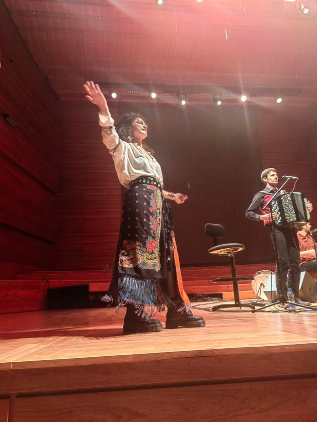 bev-na-koncertot-na-barcelona-gipsy-balkan-orchestra-vo-filharmonija-takva-strast-na-scena-nemav-pochuvstvuvano-odamna-04.jpg