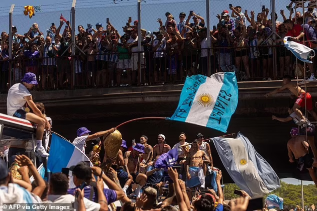 navivachi-od-mostovi-skokaa-vo-avtobusot-so-igrachite-sudiri-so-policijata-proslavata-vo-argentina-prekinata-zaradi-incidenti-video-10.jpg