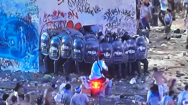 navivachi-od-mostovi-skokaa-vo-avtobusot-so-igrachite-sudiri-so-policijata-proslavata-vo-argentina-prekinata-zaradi-incidenti-video-14.jpg