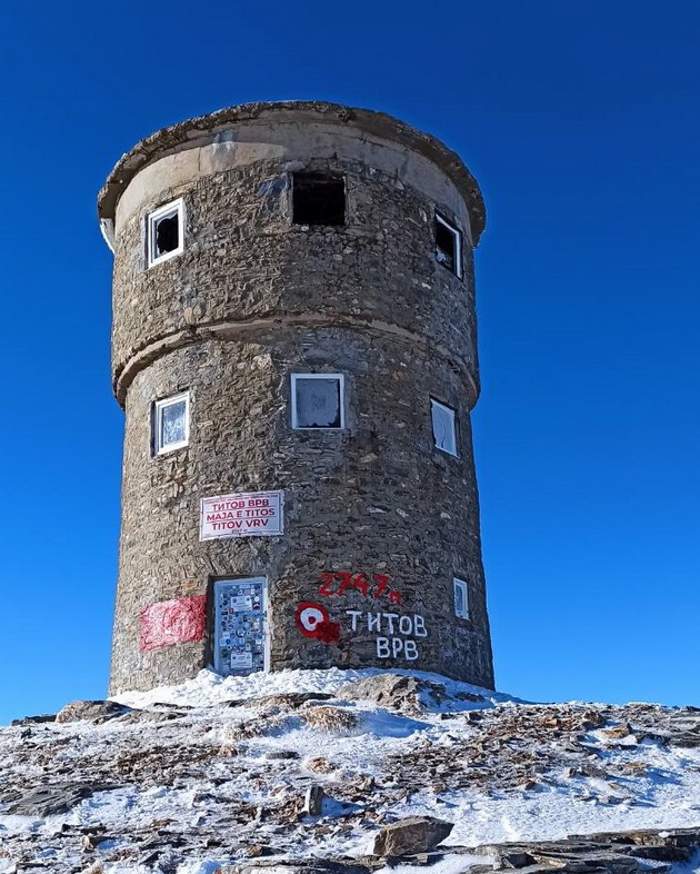 razocharuvachka-scena-vo-makedonija-iskrsheni-stakla-i-otkornat-prozorec-na-kulata-na-titov-vrv-foto-04.jpg