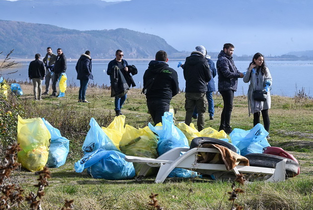 skopsko-pivarci-i-opshtinite-vo-zaednichka-akcija-ischistija-7-lokacii-okolu-ohridskoto-ezero-01.jpg