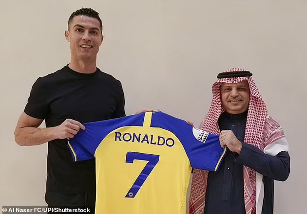 dzhordzhina-go-pokazha-privatniot-avion-na-kristijano-ronaldo-ima-i-spalna-soba-mnogu-saka-da-se-fali-so-parite-foto-02.jpg