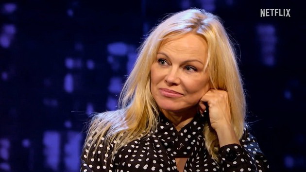 pamela-anderson-zgrozena-od-serijata-inspirirana-od-skandalot-so-nejzinata-seks-snimka-mi-otvori-stari-rani-ne-mozhev-da-spijam-08.jpg