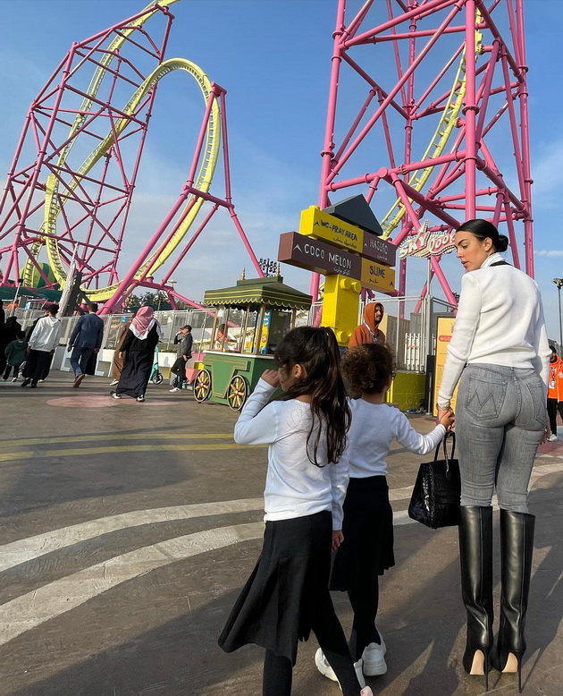 rijad-ubav-si-ronaldo-so-djordjina-rodrigez-i-decata-se-zabavuva-vo-luna-park-vo-saudiska-arabija-05.jpg