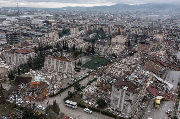 dechinja-izvadeni-od-urnatinite-chovek-plache-so-mrtviot-sin-vo-race-najpotresnite-videa-od-turcija-i-sirija-po-zemjotresite-06.jpg