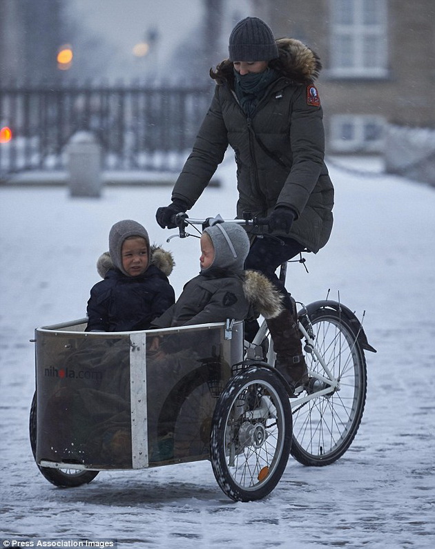 ne-i-padna-krunata-shto-gi-vozeshe-vo-korpi-na-velosiped-koga-bea-mali-kako-izgledaat-denes-decata-na-princezata-od-danska-foto-06.jpg