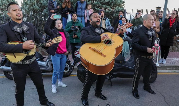 shakira-46-e-emotivna-dodeka-fanovite-i-pokazhuvaat-ljubov-na-prviot-rodenden-bez-pike-03.jpg