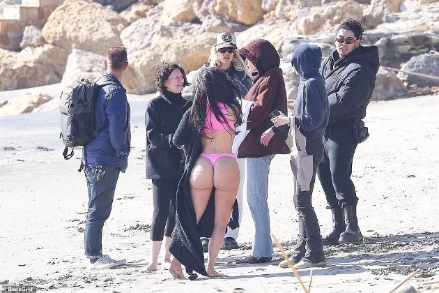 pak-go-napumpala-zadnikot-kim-kardashijan-pozira-vo-tanga-bikini-paparaci-i-go-ulovija-celulitot-foto-1-05.jpg