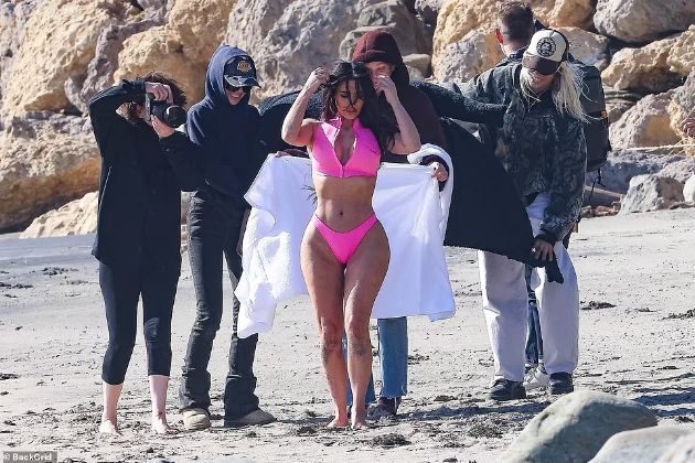 pak-go-napumpala-zadnikot-kim-kardashijan-pozira-vo-tanga-bikini-paparaci-i-go-ulovija-celulitot-foto-1-11.jpg