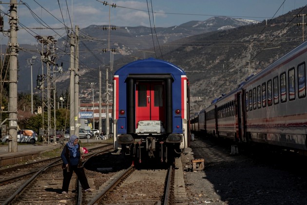 trogatelni-fotki-turski-semejstva-zhiveat-vo-vozovi-otkako-ostanaa-bez-dom-vnatre-se-po-18-chasa-spijat-na-sedishta-11.jpg